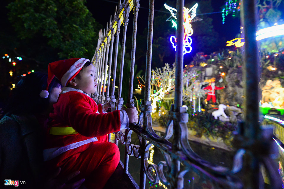 Hàng nghìn người rước tượng Chúa Hài Đồng đêm Giáng sinh